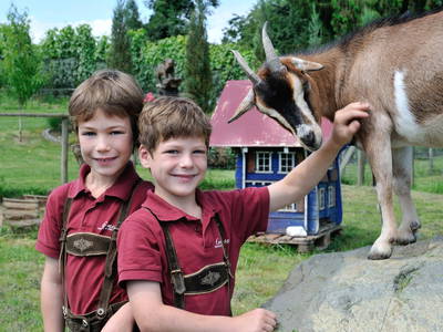 Kinder mit Ziege Susi