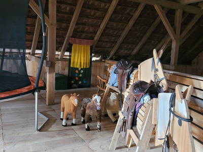 neue Spielscheune mit Trampolin, Kasperltheanter, Holzpferden