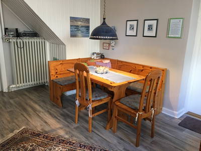 Für unsere Gäste bevorraten wir hinter der Eckbank im Aufenthaltsraum für den "Notfall" =) Bier und Wasser