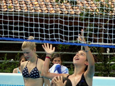 Wasser-Volleyball oder Wasser-Basketball