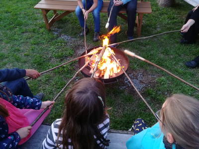 Stockbrot backen am Lagerfeuer