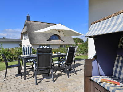 Blick auf die gemütliche Terrasse mit Strandkorb