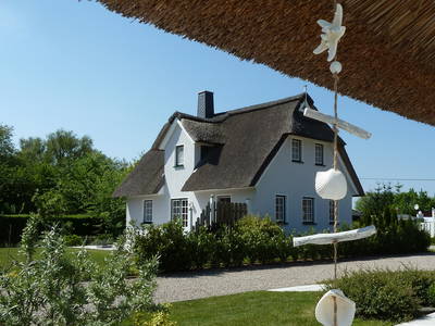 kleine zauberhafte Ferienhäuser unter Reet, Kamin, toller Spielplatz, vier Schlafzimmer