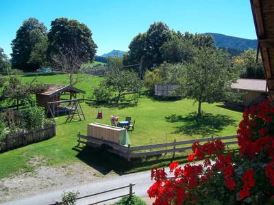 Blick auf Garten und Spielplatz