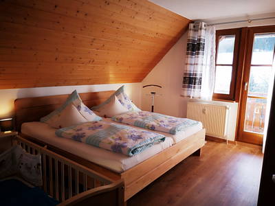Schlafzimmer mit Balkon Bauerngarten