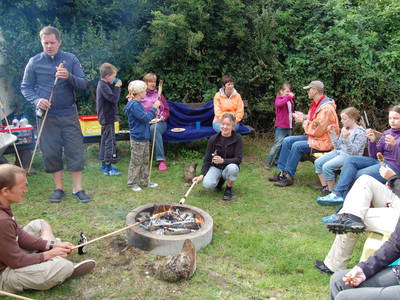 Uriges Stockbrottgrillen im Bauernhofurlaub