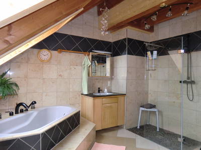 Marmorbad mit Naturschiefer-Einlagen und Fußboden-Heizung.