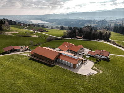 Unser Hof mit Blick auf die Berge und den See