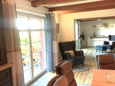 An den Essbereich schließt sich der Wohnbereich an.