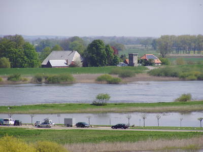 Die Elbe mit Blick auf die andere Seite. In Bleckede setzt eine Fähre über.