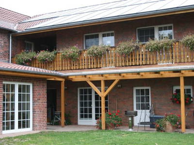 Unsere überdachte Terasse bietet sich für Grillabende im Sommer an.