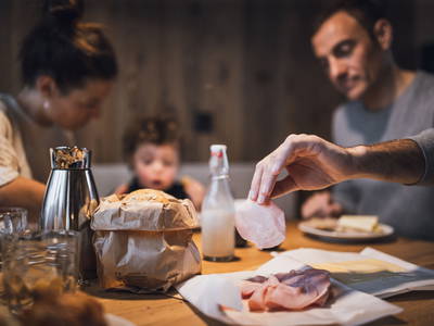 Den reichhaltigen Frühstückskorb liefern wir direkt zu euch in eure Lodge