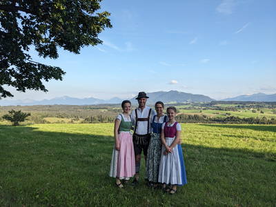 Wir heißen euch herzlich willkommen ! Elisabeth und Toni mit Kindern