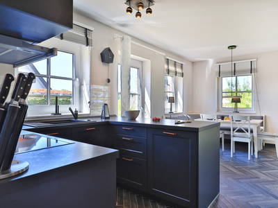 moderne, voll ausgestattete Küche