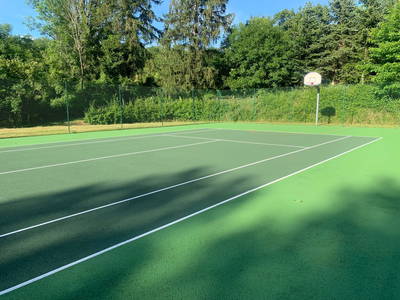 Der Tennisplatz wurde 2022 renoviert