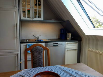Einbauküche mit Kühl/Gefrierschrank & Spülmaschine/Spüle. Foto: V.Paarz