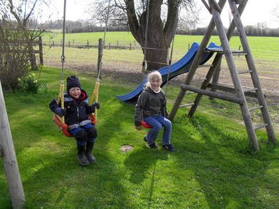 Schaukel mit Rutsche