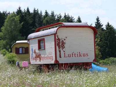 Ich war mal ein echter Zirkuswagen und habe auch noch einen Bruder