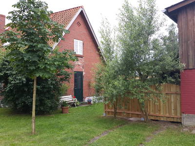 Das Ferienhaus liegt etwas zurück und ist über den Hof zu erreichen.