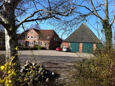 Bauernhaus und Scheune, Hofplatz fürs Parken.