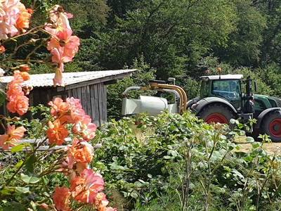 Trecker bei der Heuernte