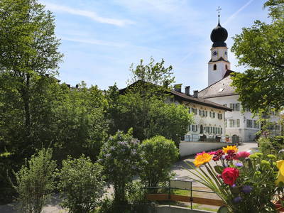 Aussicht vom Balkon auf die Kirche und Gut Ising