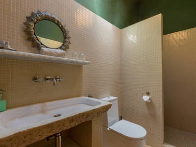 Alle Badezimmer im Los Establos verfügen über ein antikes Marmorwaschbecken, eine Dusche und ein WC