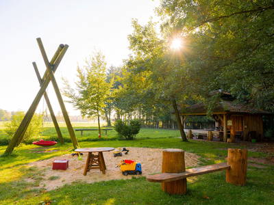 in großer Spielplatz mit Trampolin, Seilbahn, Spielturm, Baumhaus, Spielhaus und Sandfläche bietet zusätzlich reichlich Raum zum Toben und Fantasieren – mitten in der Natur und fernab vom Straßenverkehr