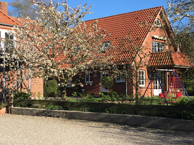 Anbau ans Bauernhaus mit der Fewo 3, 60 qm EG und Fewo 4, 64 qm plus Balkon... Die Süßkirschen im Vordergrund sind im Juli für unsere Gäste zum Naschen.