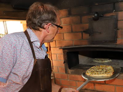 Günter beim Flammkuchen einschieben