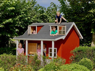 rotes Spielhaus aus Holz
