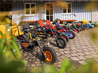 Kinderfuhrpark - Ferienhof Sinz - Bild: Julie Baaske www.whiite.space