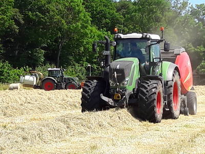 Trecker bei der Heuernte