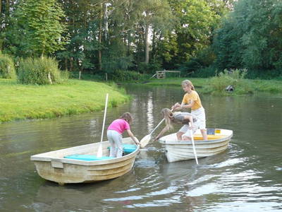 Teich im Garten  mit 2 Paddelbooten