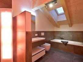 Badezimmer mit Badewanne und infrarotdusche Apartment New Mountain