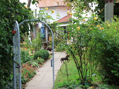Eingangstor zu den Ferienunterkünften für die Kinder