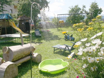 Spielwiese mit Holztraktor