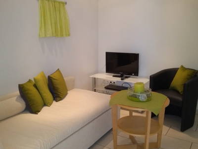 Sitzecke Rossblick - hinterm Vorhang das Bullauge zum Pferdestall