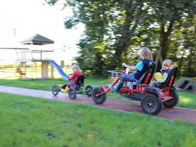 Unser Go-Kart- Rundweg führt um den Hof herum und ist Autofrei