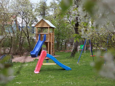 großer Spielplatz direkt vor der FeWo