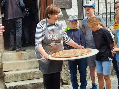 Pizzabacken mit Kindern des "Lerndorfes Trusetal"  am Backhäuschen unter Linde in Elmenthal