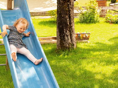Rutschen auf dem Spielplatz - Ferienhof Sinz - Bild: Julie Baaske www.whiite.space
