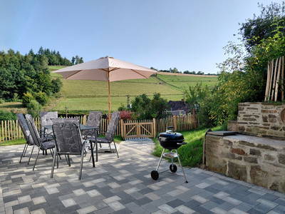 sonnige Südterrasse mit Holzkohlegrill