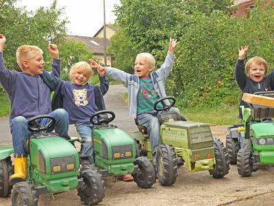 mit den Spielfahrzeugen toben