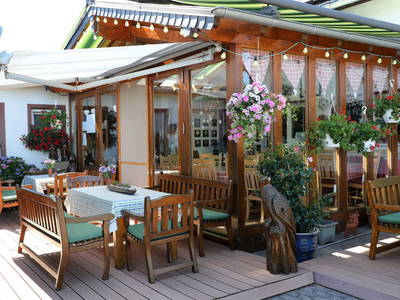 Vorm Wintergarten mit herrlichen Sitzgruppen