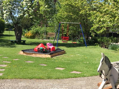 Unser großer Gästegarten nach Süd-Westen mit Sitzecken und zahlreichen Spielmöglichkeiten. Ebenso vorhanden: Gartenhaus, Grill, Lagerfeuerstelle...