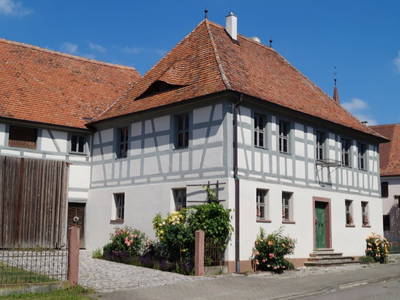 Außenansicht Ickelhaus 1 mit Parkplatz