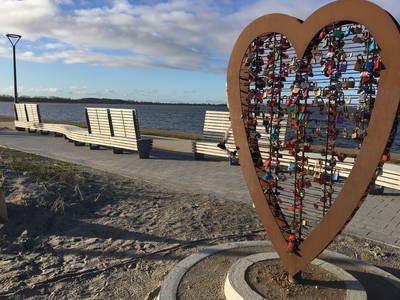 Sehr zu empfehlen ist die neugestaltete Yachthafenpromenade in Burgtiefe im Süden der Insel. Kurzweilig auch für Kiddies, da es u.a. viele interessante Spielgeräte zu entdecken gibt...