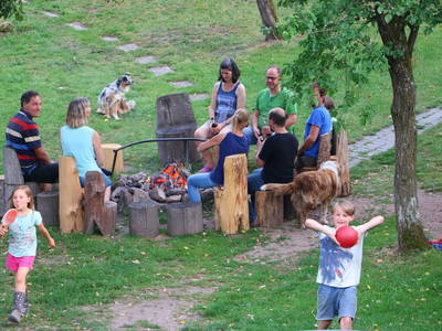Am Lagerfeuer Stockbrot backen