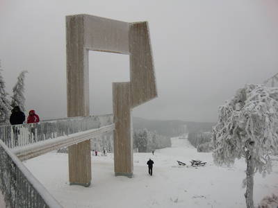 "Erbeskopf"-Gipfelskulptur mit Aussichtsplattform und Skipiste
